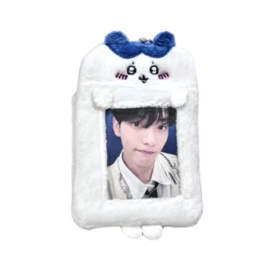 Hachiware photocard holder in white plush with a blue accent and tail detail. Ideal for displaying photocards, IDs, or small photos, with a secure keychain for easy carrying by CottonKoko.